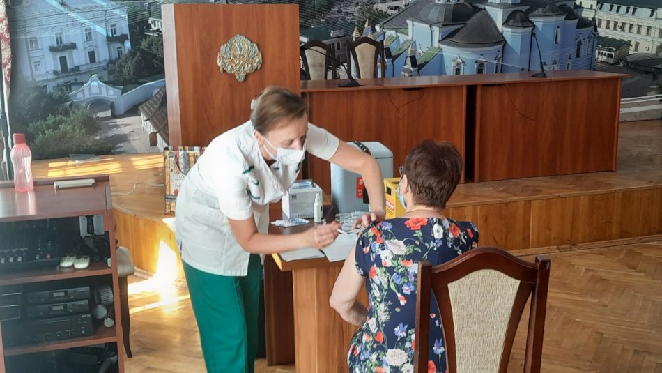 Представники ПЦУ провели 2 сесії з вакцинації в Києві та Сумах
