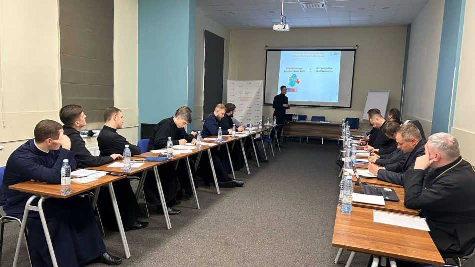 Медики обговорили зі священниками небезпеку антибіотикорезистентності