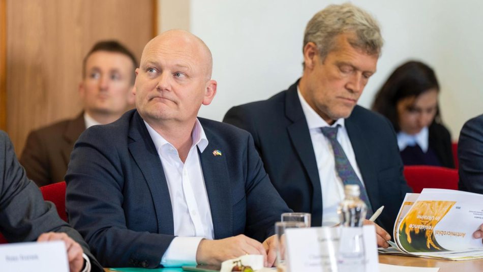 робоча зустріч у рамках візиту високого рівня делегації Данського державного інституту сироваток (SSI) та Міністерства охорони здоров’я Данії. Під час заходу було підписано Меморандум про співпрацю, який сприятиме виконанню Стратегії боротьби з АМР до 2030 року. 
