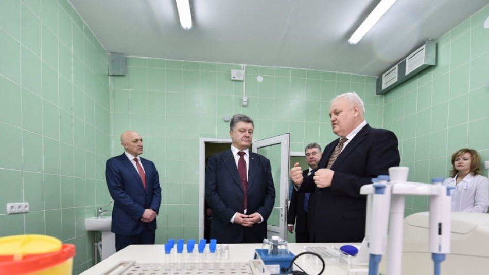Президент під час відвідання протитуберкульозного диспансеру у Полтаві