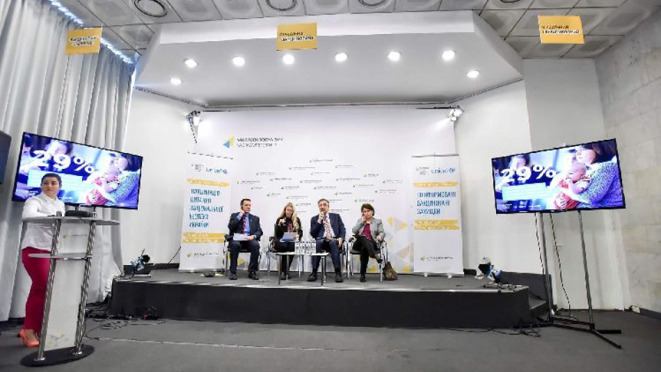 Уряд України та ЮНІСЕФ закликають батьків і лікарів вакцинувати дітей від інфекційних захворювань